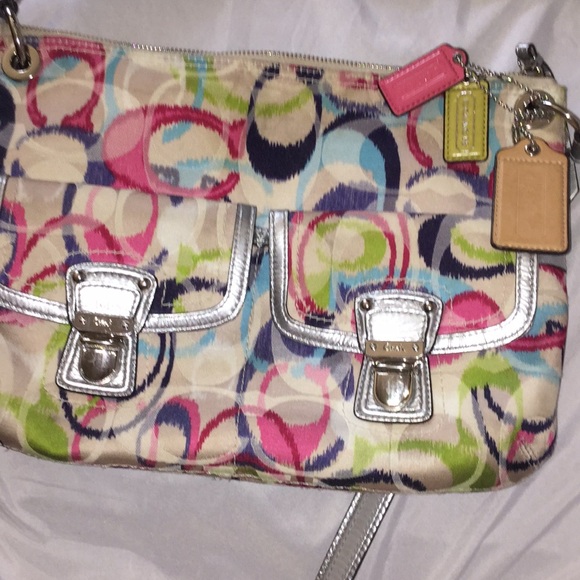 I’m selling this real coach bag - Picture 3 of 3